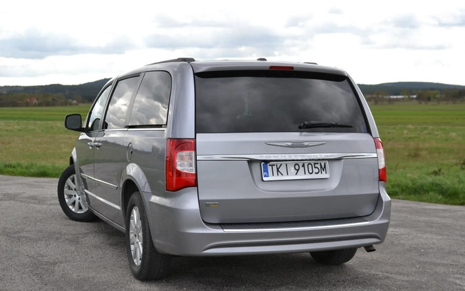 Chrysler Town &amp; Country cena 55500 przebieg: 238955, rok produkcji 2015 z Kielce małe 121